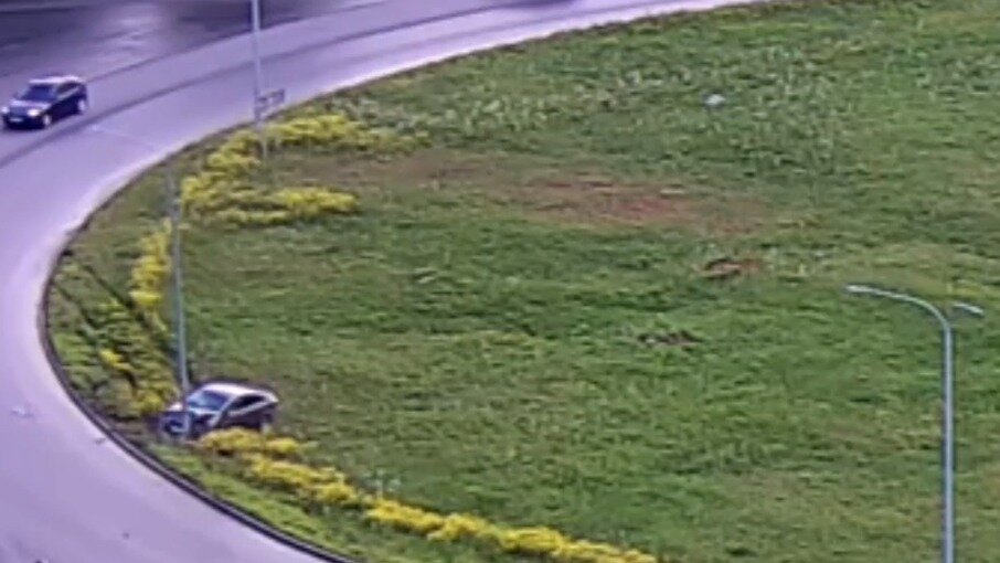     Водитель иномарки врезался в столб в карельской столице. Инцидент попал ни видео.