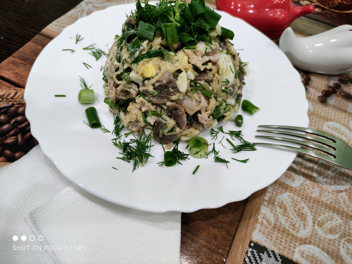 Салат с курицей, грибами и сыром - пошаговый рецепт с фото на уральские-газоны.рф