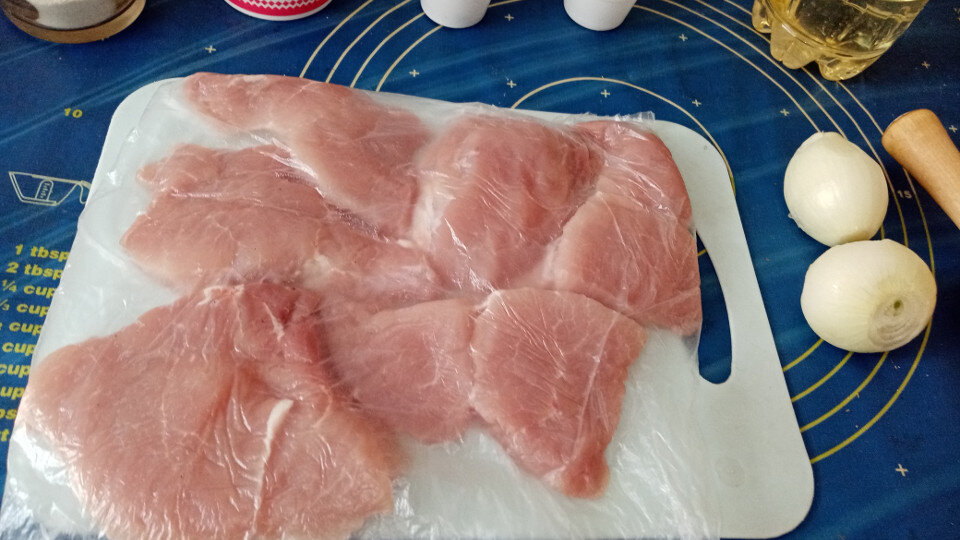 Свинина нарезана на пласты толщиной 1, 5 см