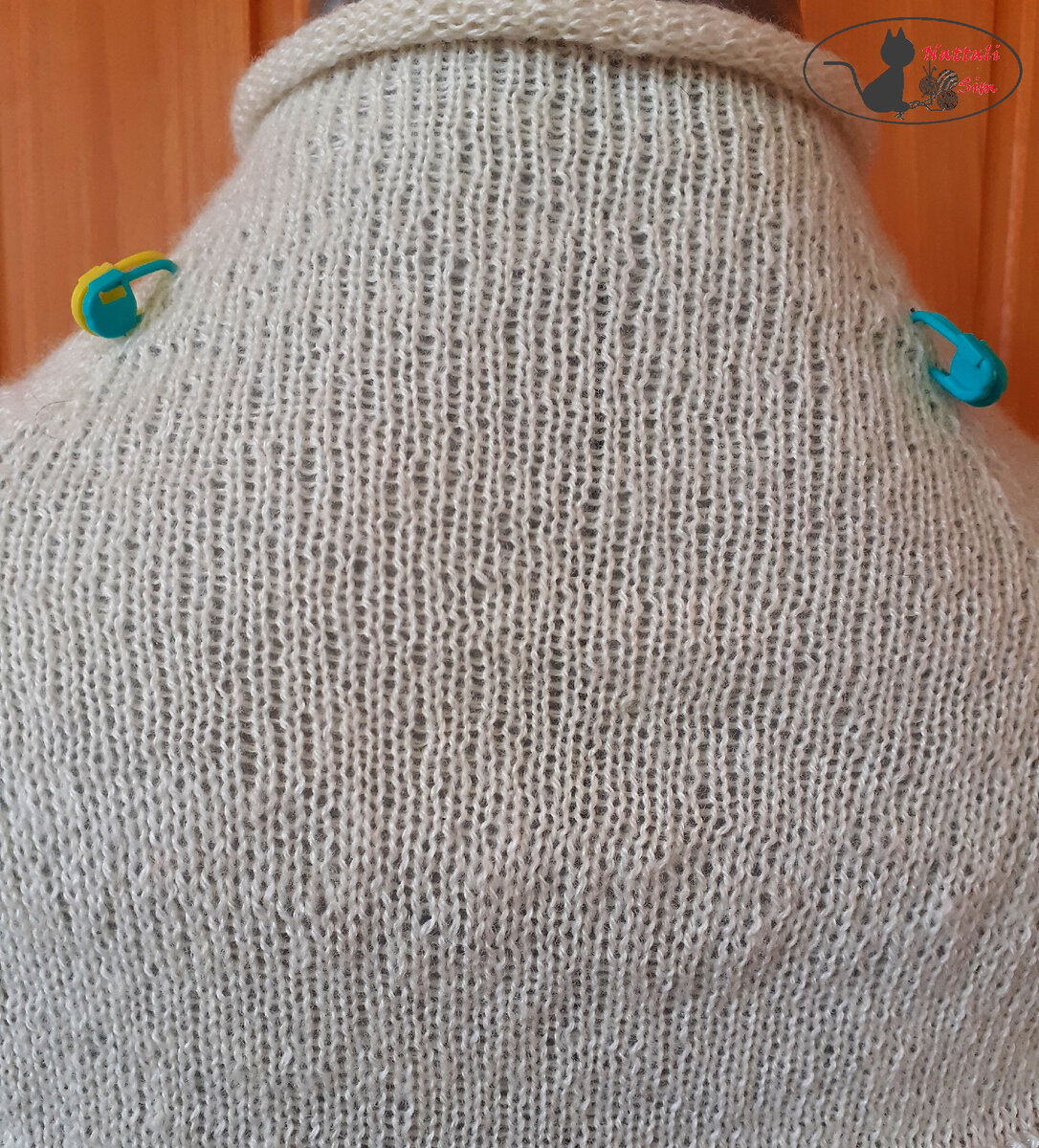 Спинка будущего свитера, на манекене как влитая