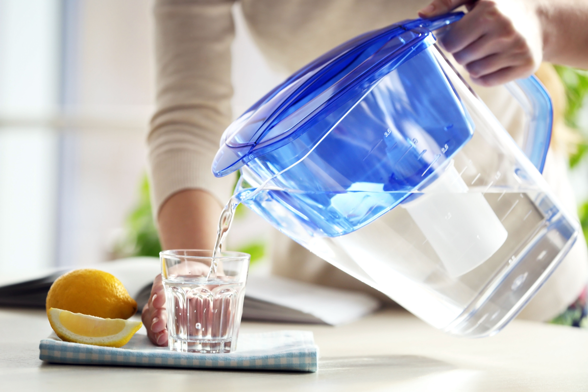 Надо очиститься. Фильтр для воды кувшин. Воду наливают в стакан. Стакан для фильтра воды. Фильтрация воды фильтр кувшин.