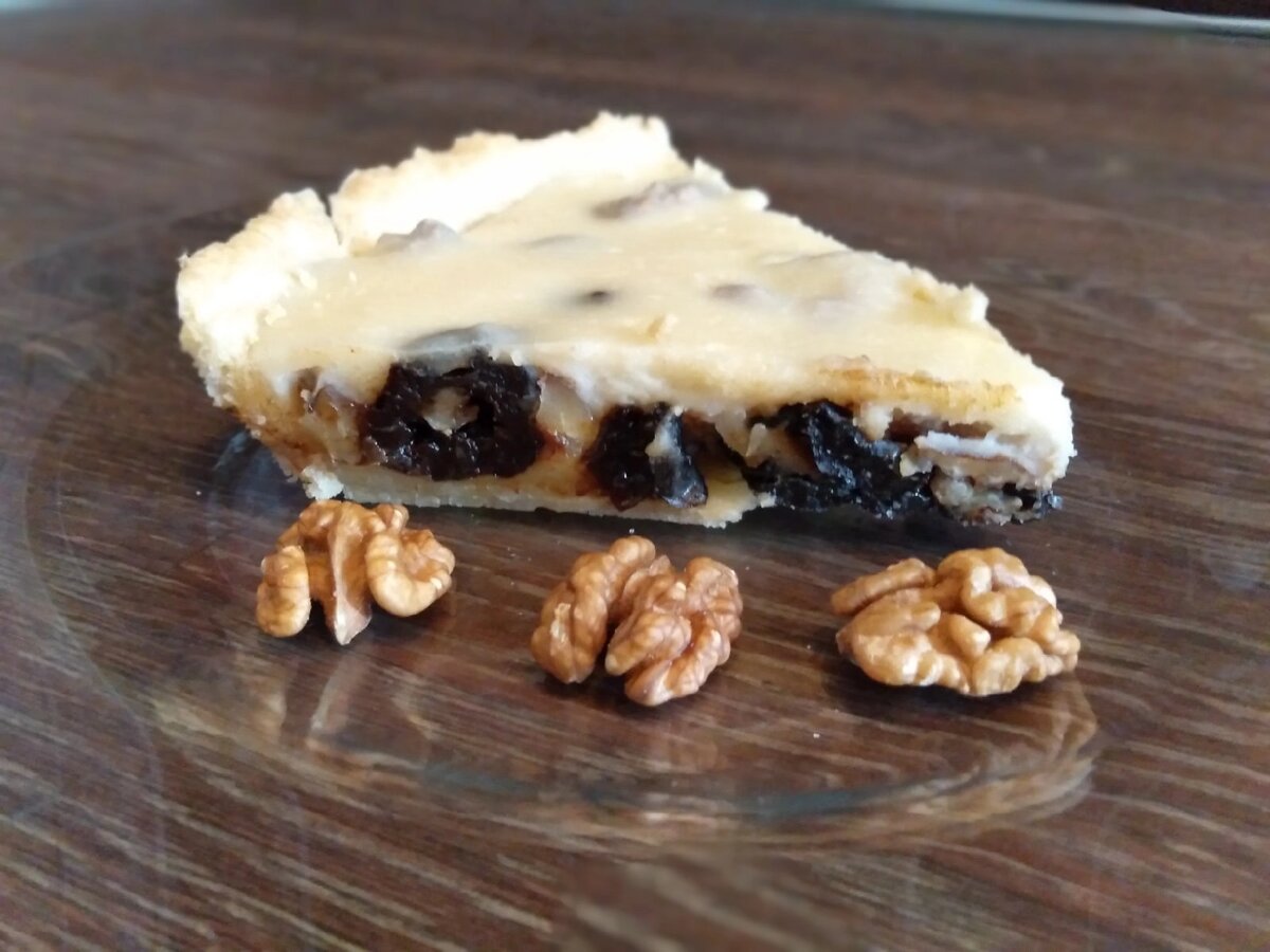 
Это даже вкуснее, чем торт 🤤

Это самый простой и быстрый в приготовлении 👌 и самый нежный и вкусный пирог 🥧

Приготовьте обязательно 🙌 Я вам обещаю, он станет любимым 😍

Понадобится для теста:

🔸 Мука - 200 гр
🔸 Сливочное масло - 100 гр
🔸 Вода - 5 ст л

Для начинки:

🔸 Сметана - 350 гр
🔸 Чернослив без косточек - 200 гр
🔸 Грецкий орех - 100 гр
🔸 Сахар - 5 ст л
🔸 Мука - 4 ст л
🔸 Ванилин - 2 пакетика

Также понадобится пищевая плёнка и фольга!

Приготовление 👩🏻‍🍳:

✔️ Сливочное масло (тёплое) перетираем с мукой в крошку. Добавляем тёплую воду и вымешиваем тесто.

✔️ Выкладываем тесто в форму для пирога. Важно! Формируем бортики.

✔️ Накрываем пищевой плёнкой и убираем в холодильник на 30 минут.

✔️ Тесто достаём из холодильника, накрываем фольгой и отправляем в разогретую духовку до 180 градусов на 10 минут. 

✔️ Затем убираем фольгу и выпекаем ещё 8 минут.

✔️ Затем на тесто выкладываем чернослив и орехи в один слой.

✔️ Смешиваем сметану, ванилин, сахар и муку. 

✔️ Выкладываем сметанную смесь на чернослив с орехами и равномерно распределяем.

✔️ Выпекаем пирог при 180 градусов пока начинка не загустеет, примерно 20 минут.

Готово 🙌 Приятного чаепития ☕🥧



Понравился рецепт 👉 не жалейте ❤️, сохраняйте себе 📌 и оставьте комментарий 😘

Все мои рецепты здесь 👉 #katyusha_borodina_рецепты

