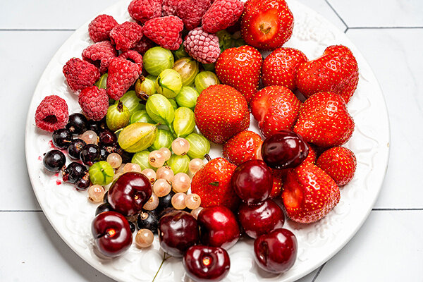 Компот из ягод, которые массово появляются в июне — клубника, малина, смородина — можно сочетать с прошлогодними яблоками и сиропом из ревеня, чтобы сделать напиток максимально полезным.-13