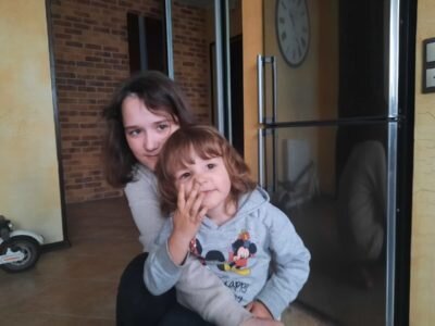 Ангела первый день дома. С младшей сестренкой Миланой.