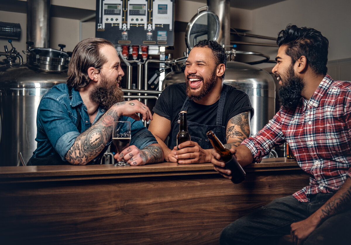 <a href="https://ru.freepik.com/free-photo/stylish-bearded-tattooed-caucasian-black-and-indian-men-drinking-craft-beer-in-the-microbrewery_24917091.htm#query=%D1%80%D0%BE%D0%BA%D0%B5%D1%80%D1%8B%20%D0%B2%20%D0%BA%D0%B0%D1%84%D0%B5&position=31&from_view=search&track=ais">Изображение от fxquadro</a> на Freepik