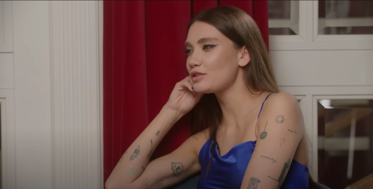    Диджей и блогер Карина Истомина. Фото: кадр YouTube/Справиться проще