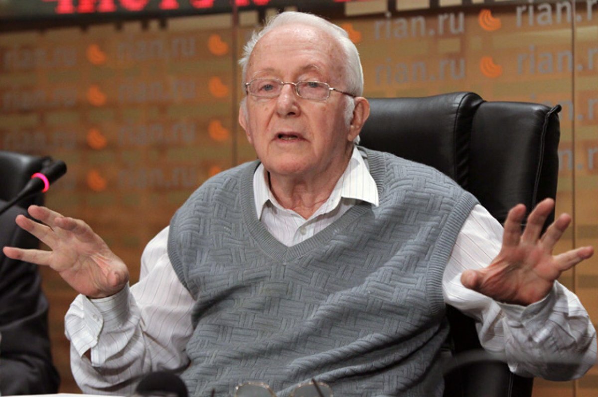    Рой Медведев.