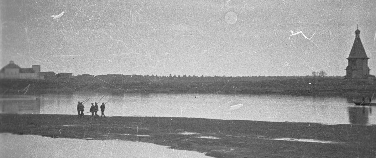 Фотография Пришвина М.М. Справа - Выйский Ильинский храм. Слева - храм Афанасия и Кирилла Александрийских патриархов. 1935 год.