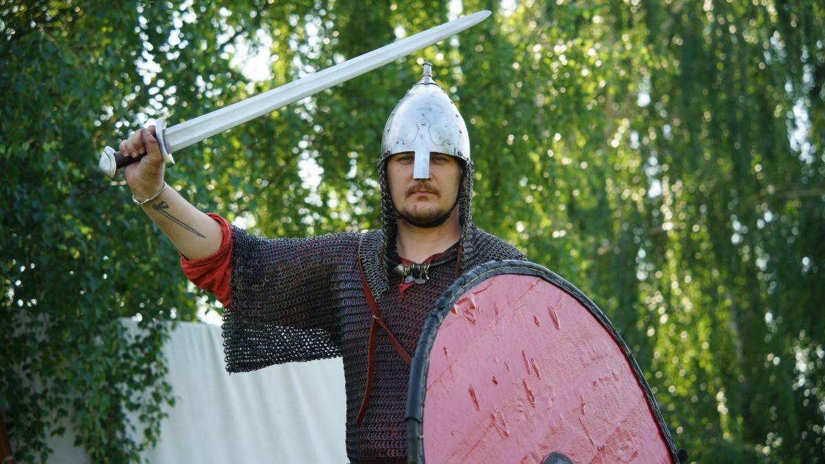    Руководитель военно-исторического клуба из Самары Вячеслав Кретов готовится к участию в реконструкции битвы, которая разве / Фото: Екатерина Алексеева / Вечерняя Москва