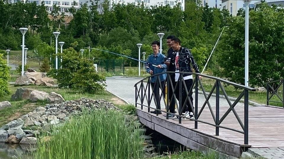     Китайские студенты ДВФУ решили выловить крабов и карпов во Владивостоке. Правда, улов не удался — акт «браконьерства» заметили сотрудники Росгвардии.
