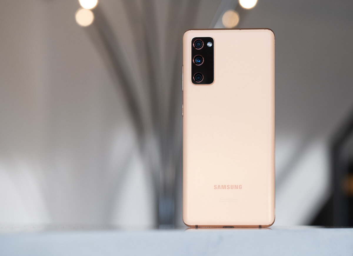 Samsung Galaxy S20 FE. Источник: Android Authority