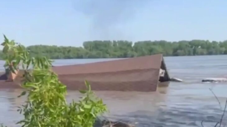 Дома плывут.