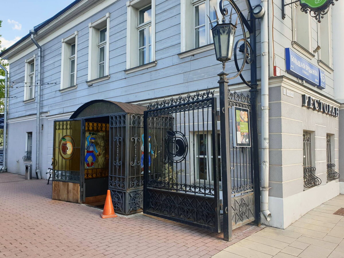 Вход в ресторан "Эль Асадор"