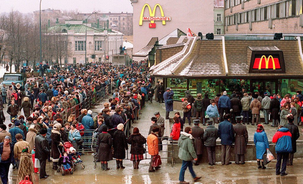 Где-то в этой очереди стоим мы с братом - советские пионеры. 