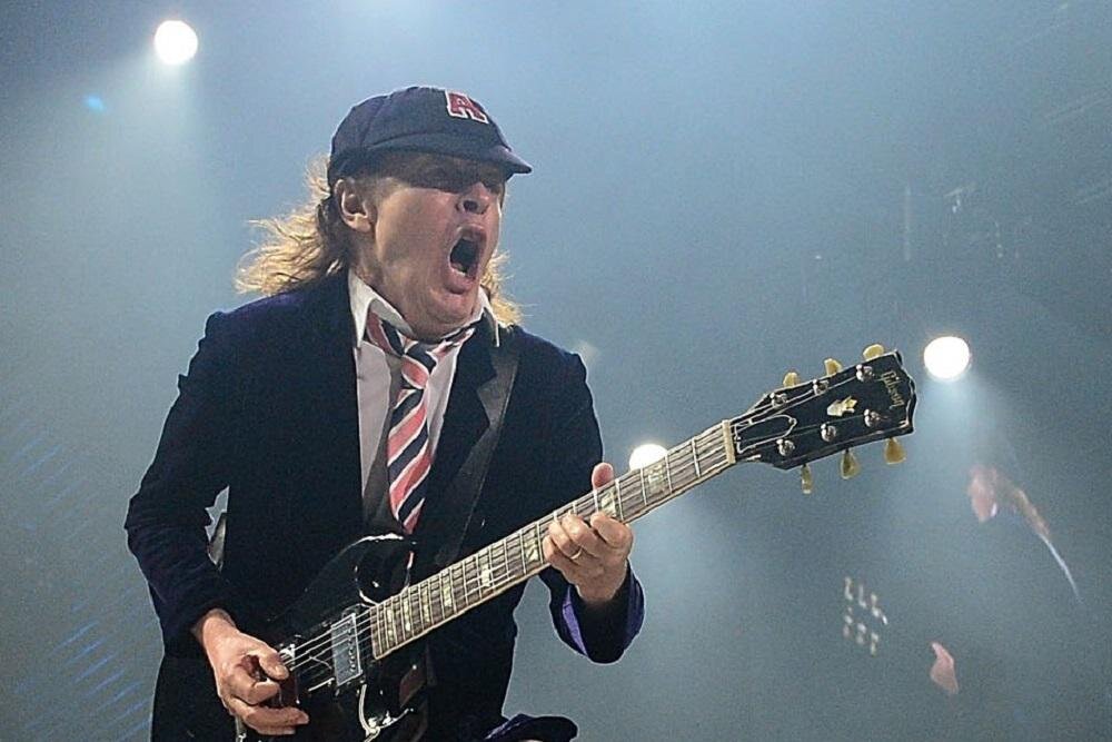 AC/DC — австралийская рок-группа, сформированная в Сиднее в ноябре 1973 года выходцами из Шотландии, братьями Малькольмом и Ангусом Янгами.