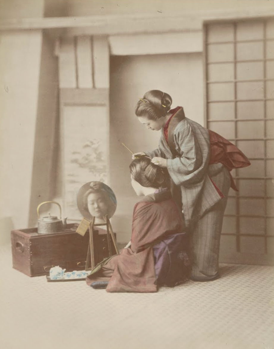 Nagasaki. Geisha making her toilet with a servant, Кусакабэ Кимбэй, Феликс Беато примерно 1875 https://artsandculture.google.com/asset/nagasaki-geisha-making-her-toilet-with-a-servant/9AGShkbptUCeTQ