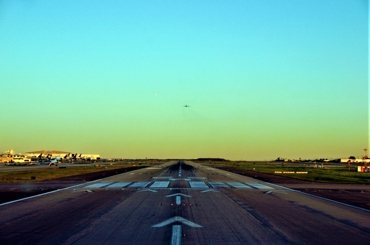 Runway 1. Взлетно посадочная полоса аэропорта. Туркменистан аэропорт Ашхабад. Взлетно посадочная полоса Пулково. Самолет на взлетной полосе.