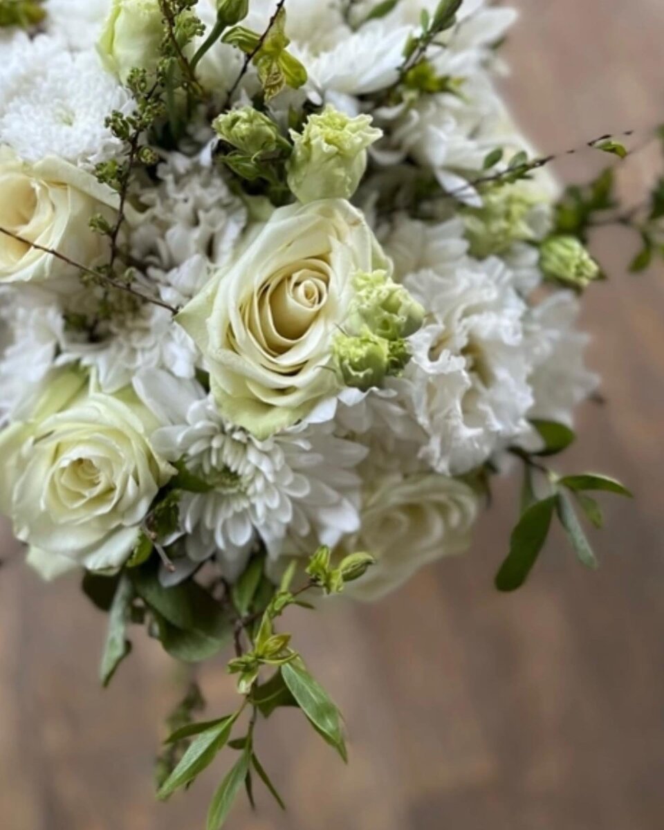 Букет из роз,лизиануса,зелени и хризантемы