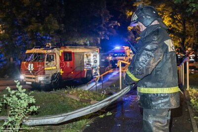    Ликвидация пожара в квартире жилого дома в Конькове ©Telegram-канал Департамента по делам гражданской обороны, чрезвычайным ситуациям и пожарной безопасности города Москвы