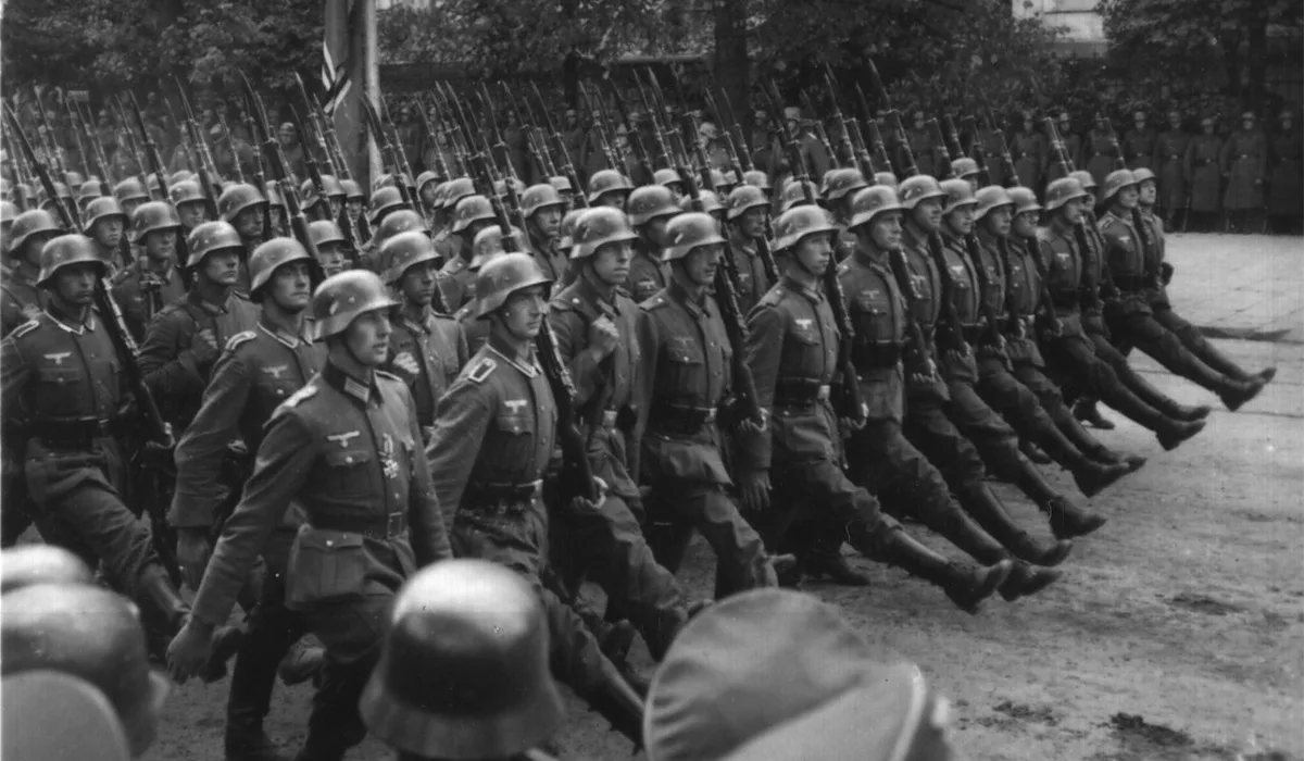 Парад немецких войск в Варшаве. Фотография в свободном доступе.