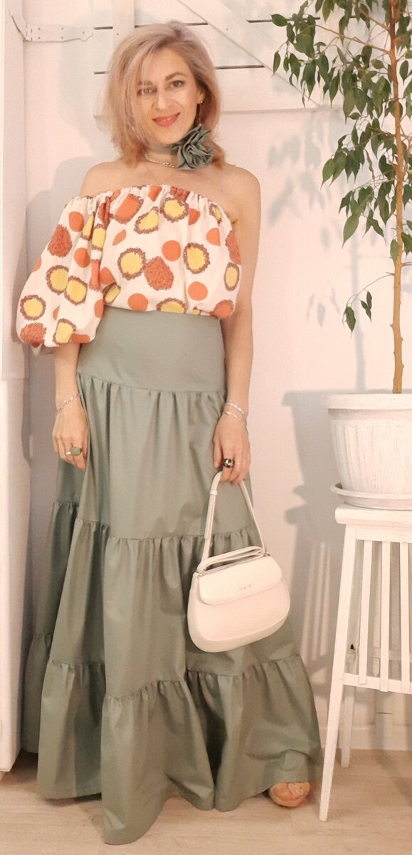 Блузка и юбка.