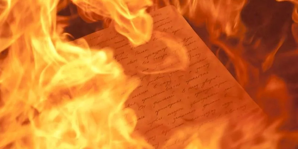 Написать письмо и сжечь. Сжигание рукописи. Рукописи в огне.