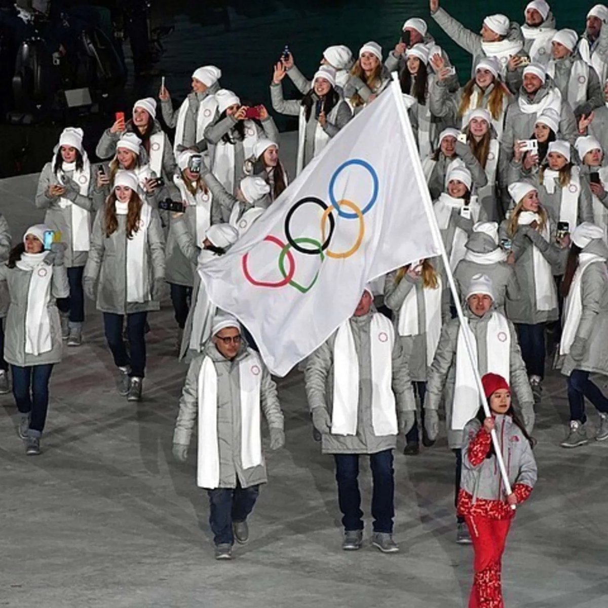 Олимпиада 2018 сборная россии под нейтральным флагом. Российские спортсмены под нейтральным флагом. Нейтральный флаг россии на олимпиаде. Нейтральный флаг россии. Под нейтральным.