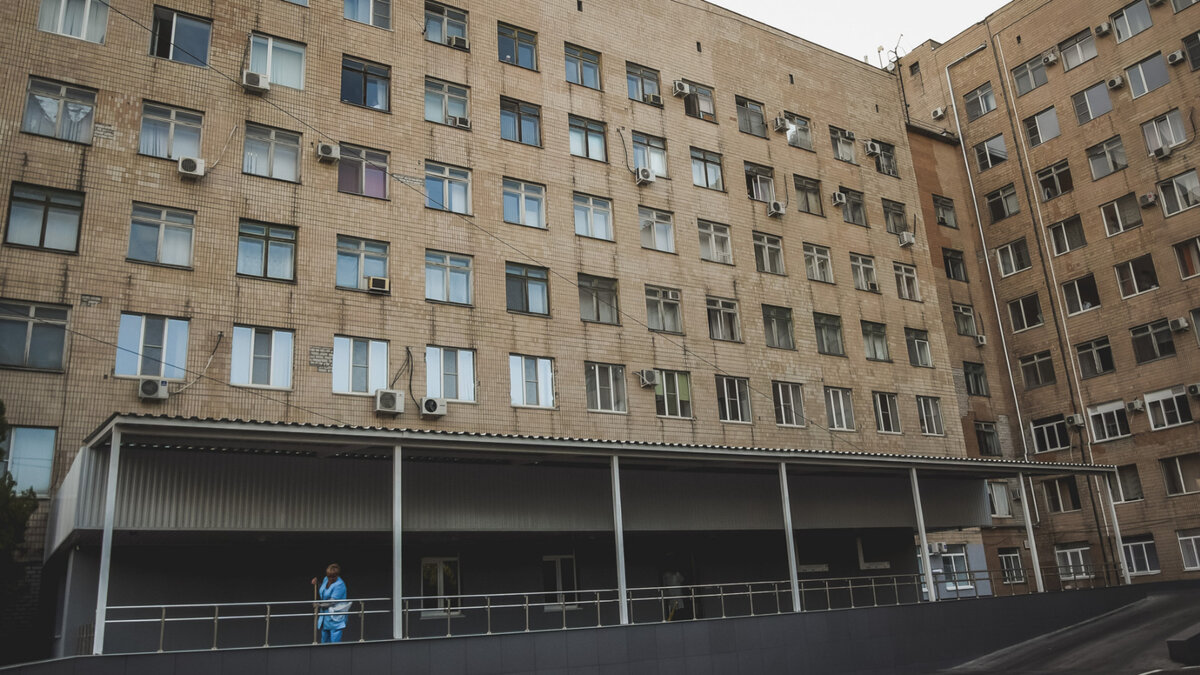     Пожилого пациента жестко скинула на пол сотрудница городской больницы №1 города Волжского, сообщили пациенты медучреждения.