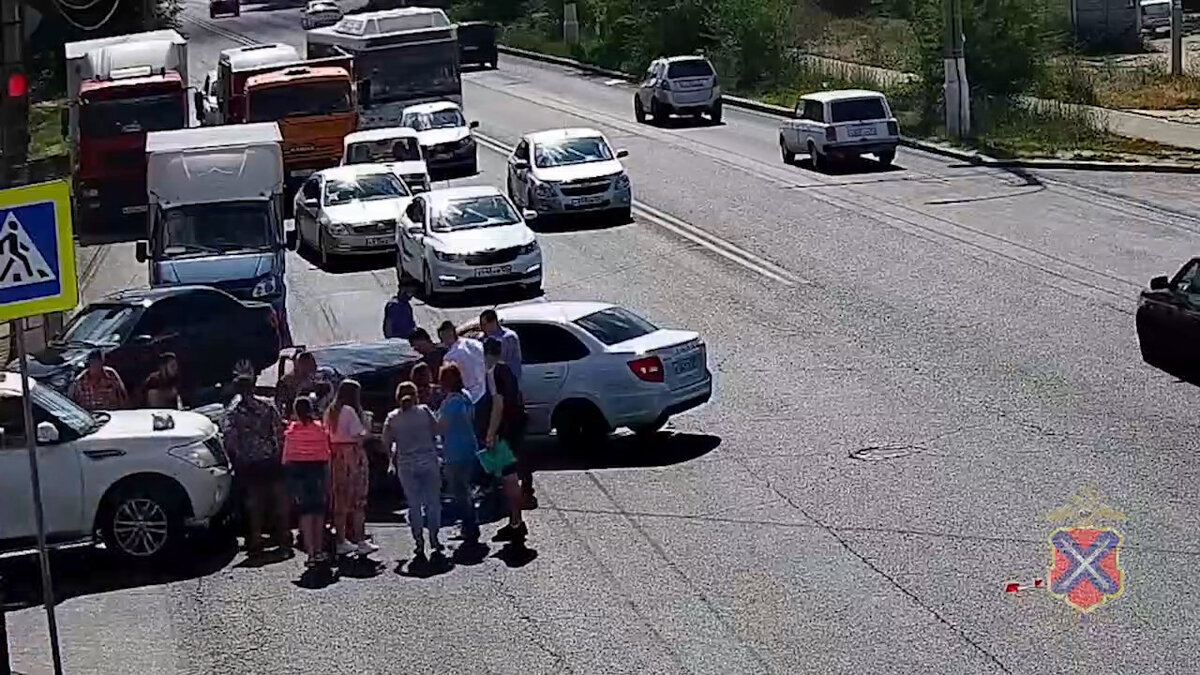     Массовая автомобильная авария произошла днем на Второй Продольной магистрали в Краснооктябрьском районе Волгограда.