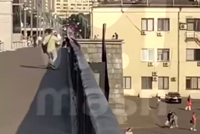    В Москве девушка попыталась спрыгнуть с Крымского моста ©Скриншот