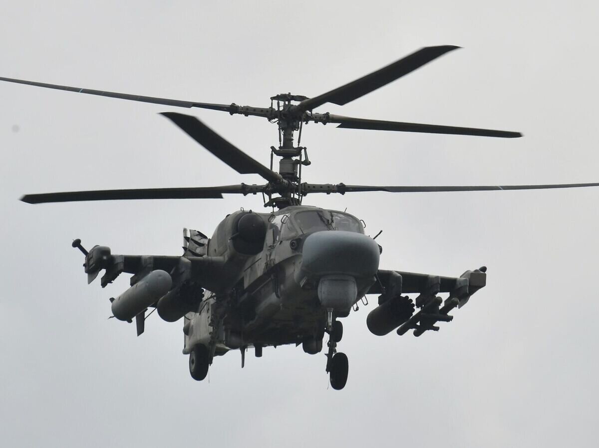    Ударный вертолет Ка-52 группировки "Юг" в небе в зоне проведения специальной военной операции на Артемовском направлении© РИА Новости