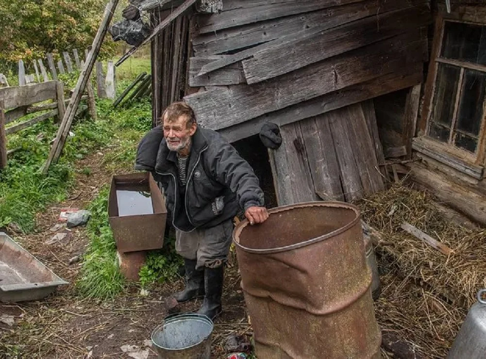 Спасайся в деревне. Деревенские люди. Деревенские жители. Нищета в деревне. Отшельники в заброшенных деревнях.