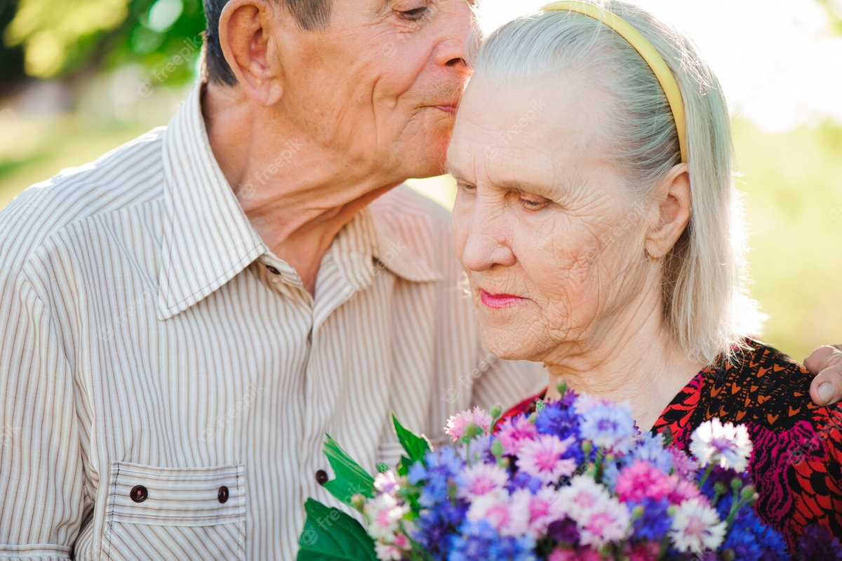 https://ru.freepik.com/premium-photo/two-old-people-relax-and-hug-each-other-in-a-park_5858553.htm