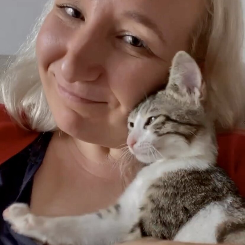 Шанти теперь живет в доме и...