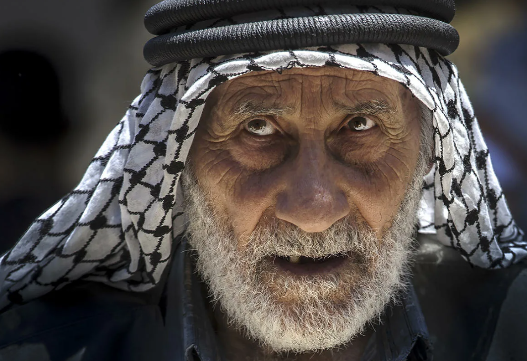 Видео араби. Арабский старик. Смешной араб.