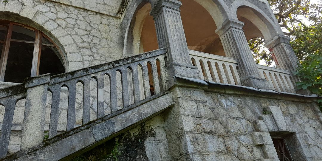 Самая таинственная заброшка в Гагре - дача Нестора Лакобы