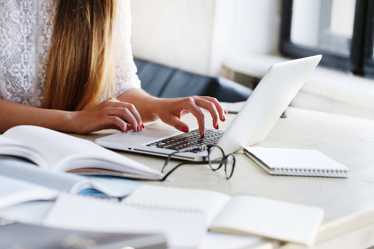 <a href="https://ru.freepik.com/free-photo/woman-working-at-the-office_10446577.htm#page=2&query=%D0%B6%D0%B5%D0%BD%D1%89%D0%B8%D0%BD%D0%B0%20%D0%B7%D0%B0%20%D0%BD%D0%BE%D1%83%D1%82%D0%B1%D1%83%D0%BA%D0%BE%D0%BC&position=23&from_view=keyword&track=ais">Изображение от Racool_studio</a> на Freepik