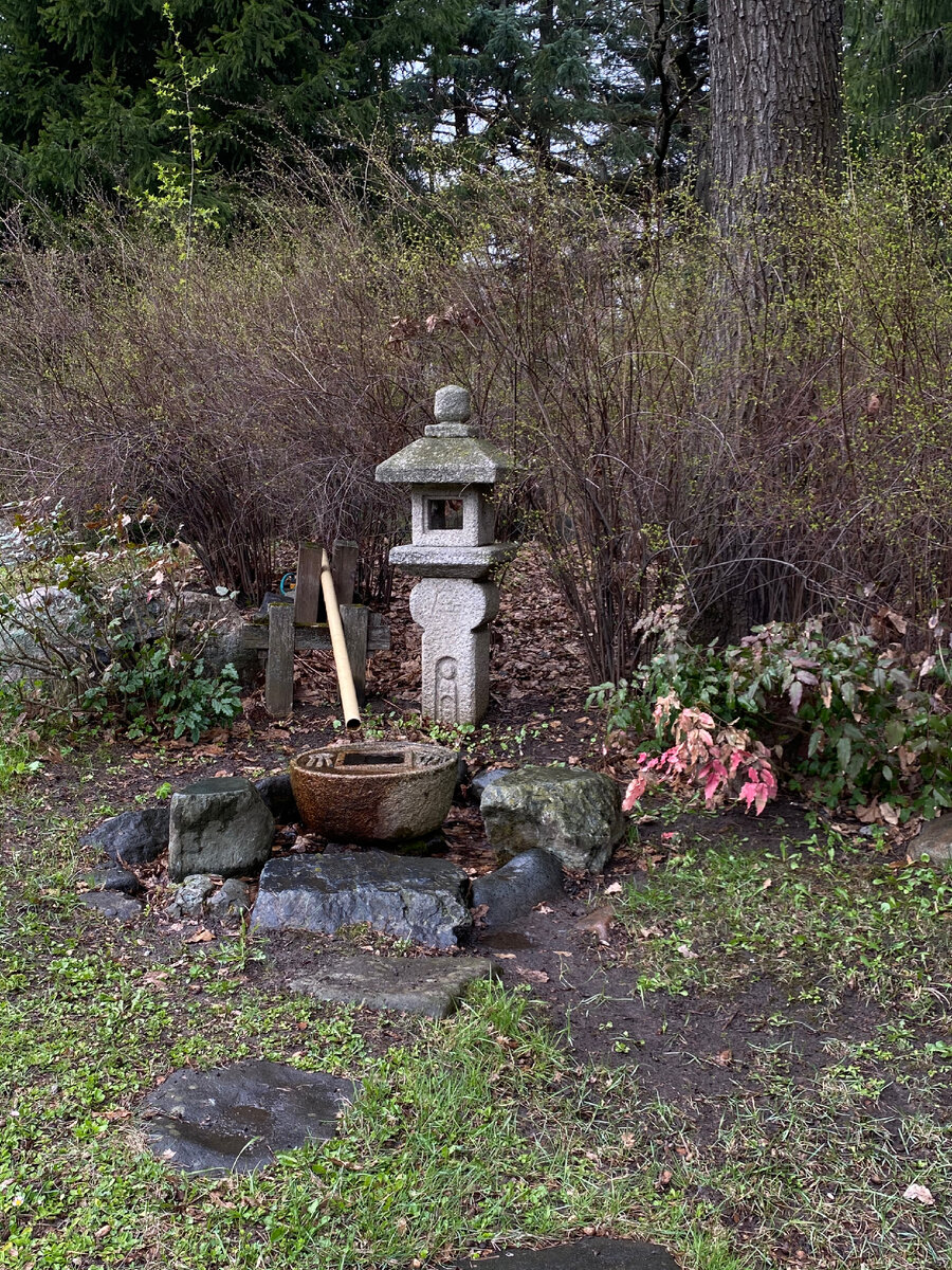 Фото автора. Японский фонарь орибе -Торо и цукубаи 