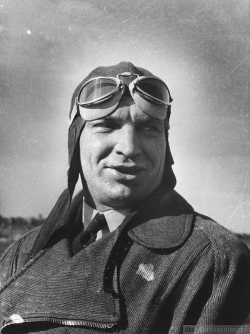 мне одной кажется, что он немного на венгра Орбана похож?) Возможно предки Орбана из России?