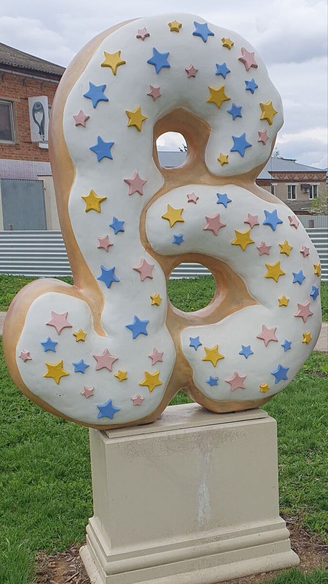 Памятник булочке-венёвке установлен на углу улицы Бундурина и Воллодарского. Фото автора.