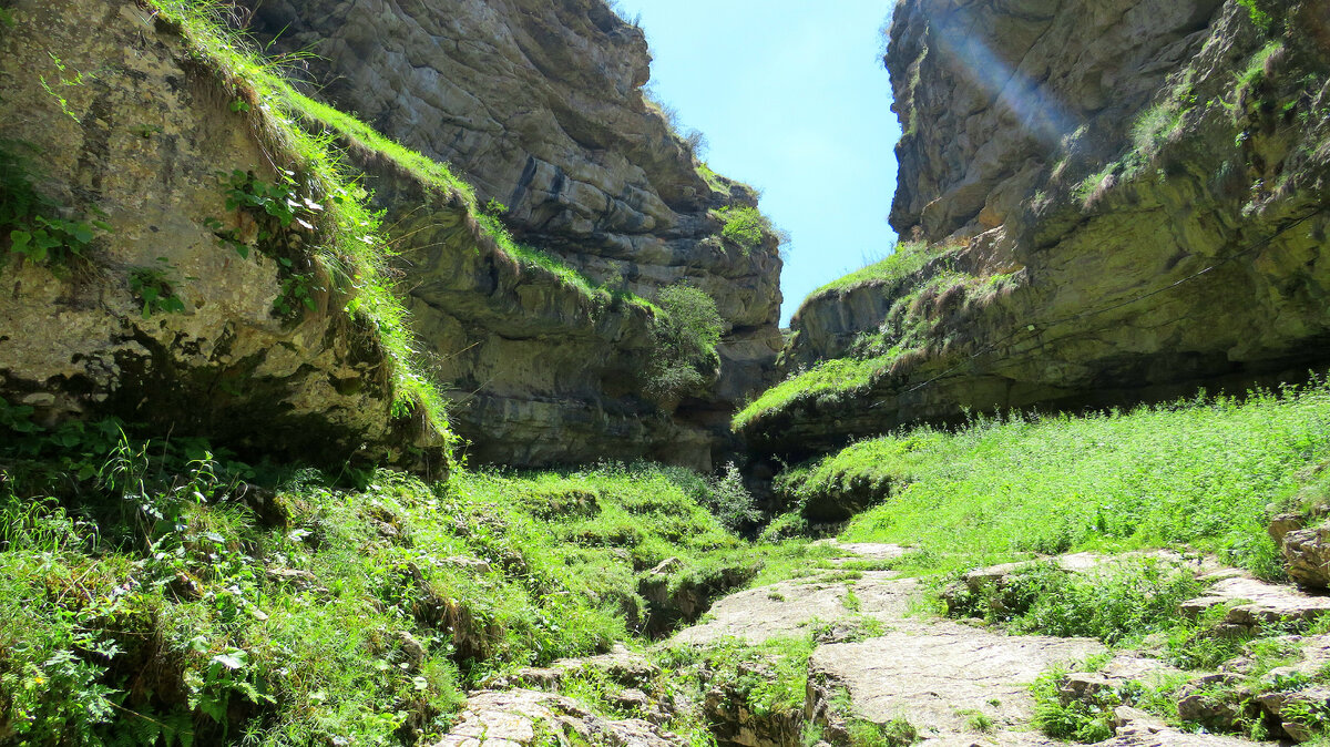 Салтинская теснина. Тут живет подземный водопад. Спускаемся немного вниз и к нему.