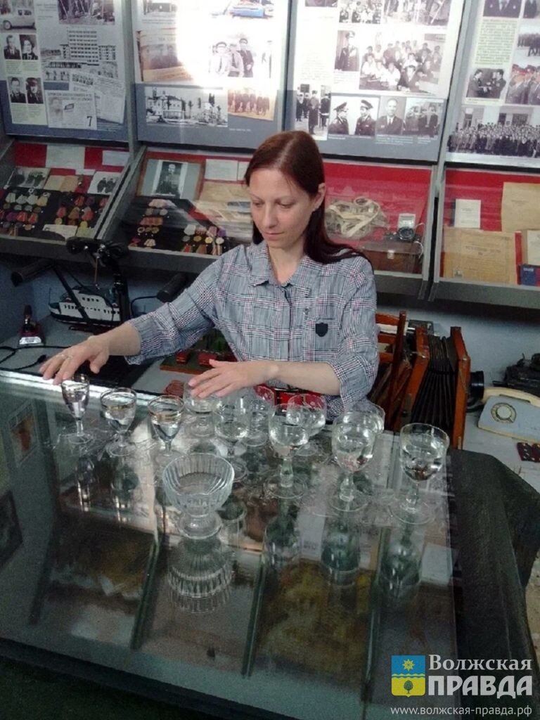 Евгения Грунцова умеет извлекать гармонии из фужеров📷     Волжанка играет на флейте и стекле, выступает со звёздами авангарда и обучает музыке детей
