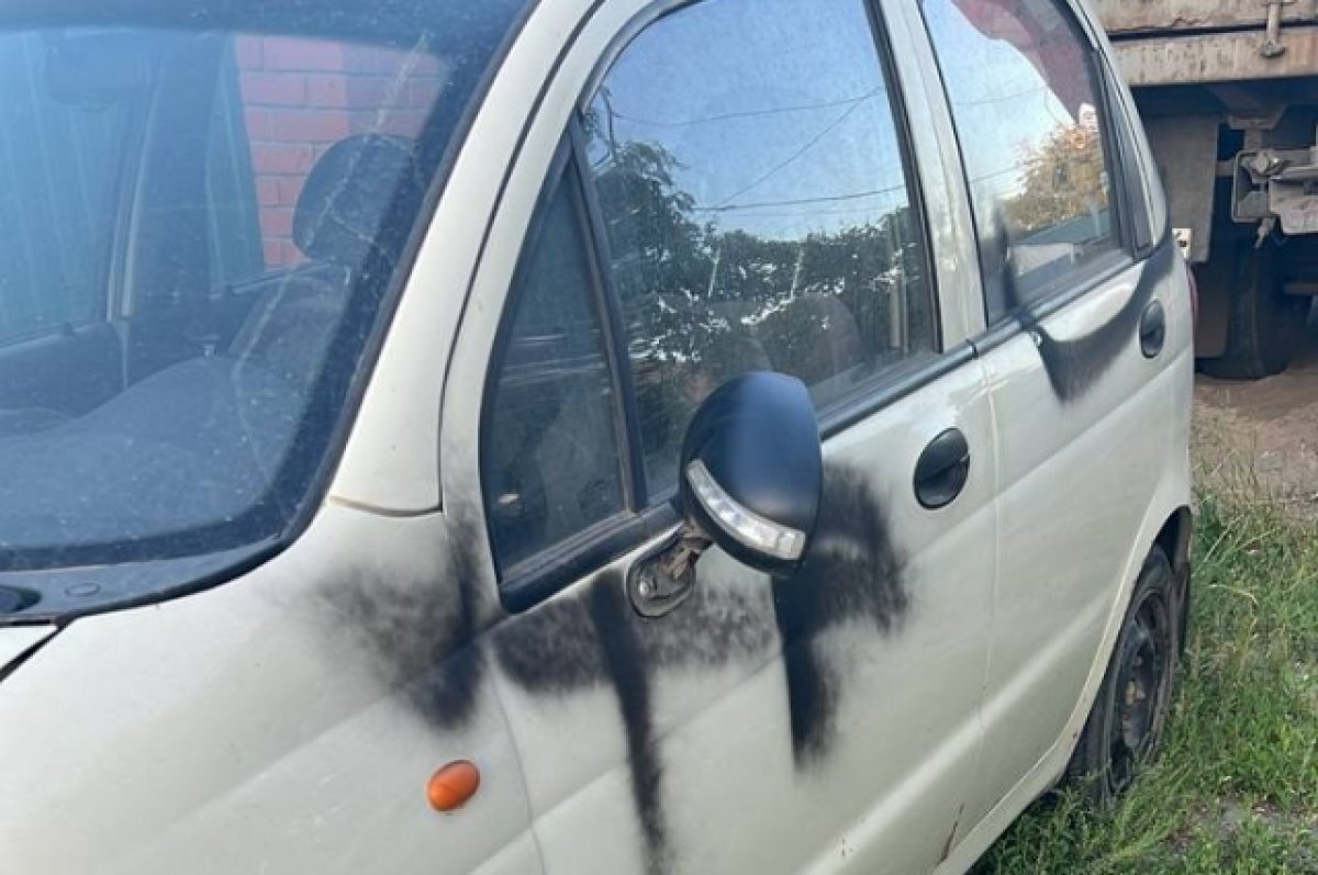    В Саратове мужчина испортил два припаркованных автомобиля соседей