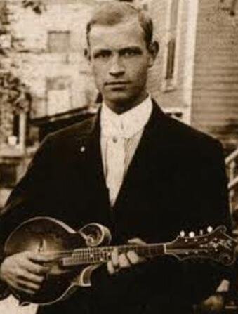 В 1924 году Ллойд Лоэр изобрёл электромагнитный звукосниматель