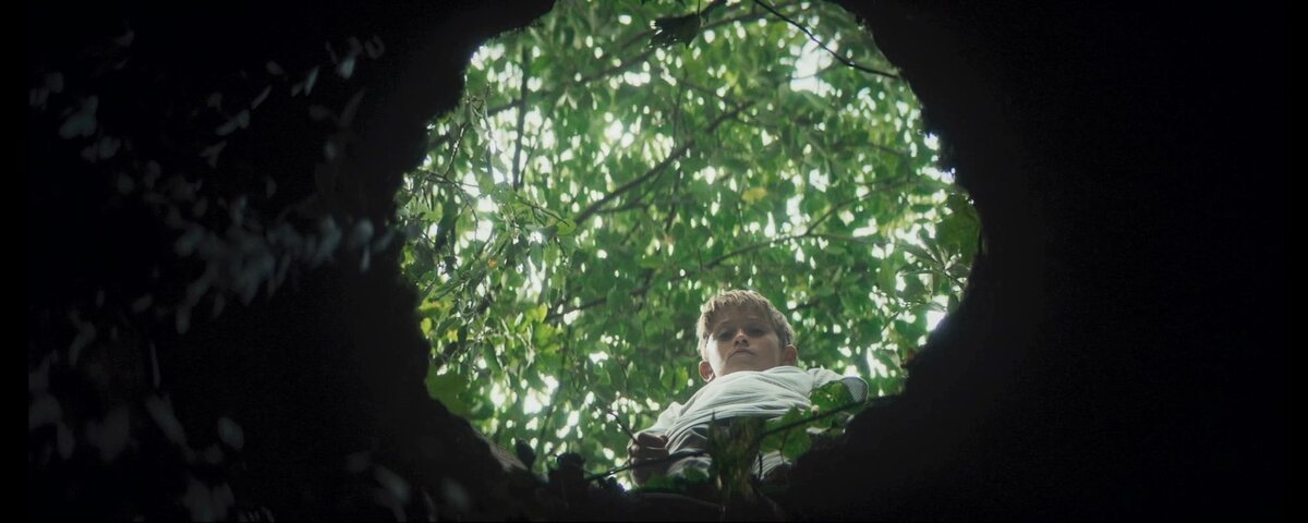 Скриншот из триллера "Яма" ("The Pit").