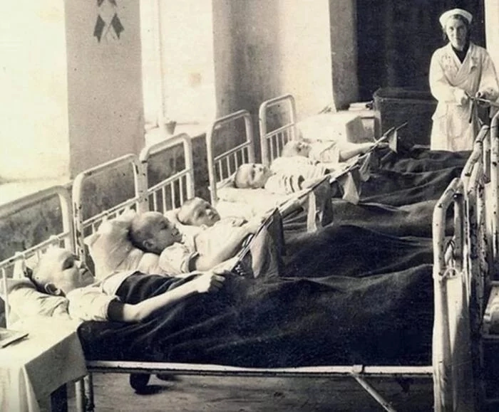 Торонто, 1922 год. В одной из больничных палат лежали дети, которым оставались считанные дни до смерти. Все они страдали от диабетического кетоацитоза - острого метаболического осложнения сахарного диабета, которое характеризуется гипергликемией, гиперкетонемией и метаболическим ацидозом.
Надежды на не было. Рядом с каждым ребенком были их родители. Только представьте - целая палата умирающих детей и рыдающих родителей.
И вот в какой-то момент в «палату смерти» вошли ученые из университета Торонто и стали вводить пациентам новый очищенный экстракт - инсулин.
Когда они ввели новое никому не известное вещество последнему коматозному ребенку, первый ребенок начал пробуждаться. Буквально на глазах у изумленных родителей дети начинали оживать после диабетической комы. Доктору Фредерику Бантингу удалось вернуть с того света целую палату детей. Мы воспринимаем как данность лечение диабетиков, а ещё 100 лет назад их спасение казалось чудом.