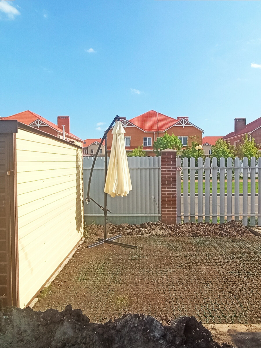 Вдоль забора тоже будут розы. Так и было запланировано)