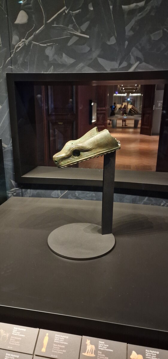 Голова змеи - часть одноименной колонны находящейся в центре Стамбула