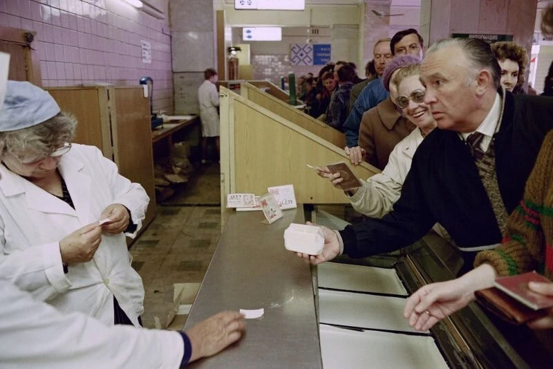 В СССР чтобы приобрести продукты, нужно было отстоять в очереди, и не факт, что все успевали получить желаемое. Фото: JANEK SKARZYNSKI/AFP via Getty Images