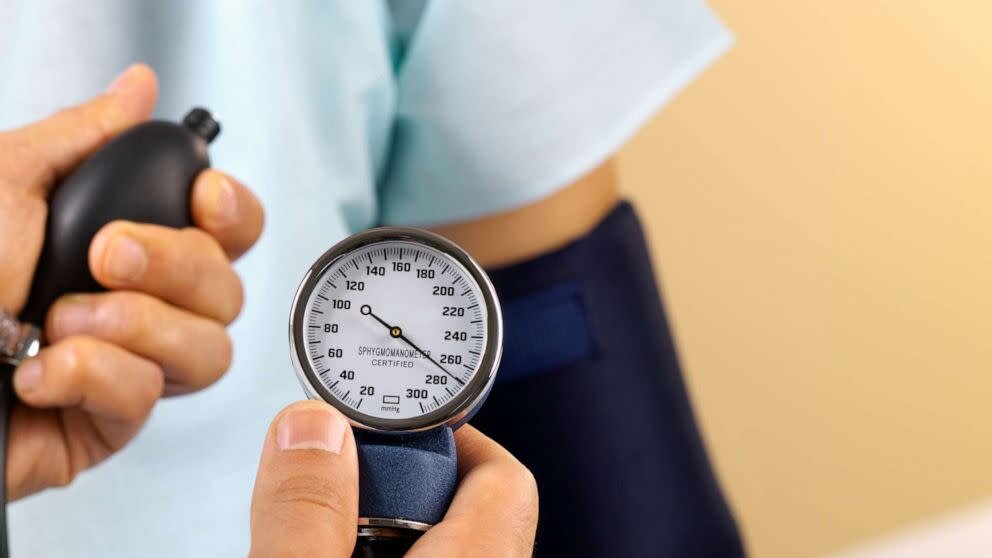 High Blood Pressure stock photo. Давление юрак. Врач замеряет ногу для компрессии.